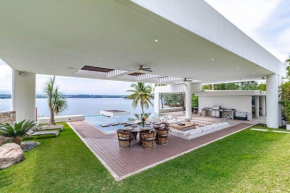 Hermosa casa junto al lago con infinity pool & jacuzzi